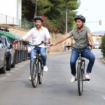 El presidente del Consell de Mallorca, Llorenç Galmés, y el conseller insular de Territorio, Movilidad e Infraestructuras, Fernando Rubio, llegan a la Jornada de Movilidad Sostenible en bicicleta - CONSELL DE MALLORCA