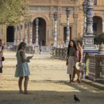 Turistas pasean por la Plaza de España de Sevilla en una foto de archivo. A 25 de agosto de 2021. - María José López - Europa Press - Archivo