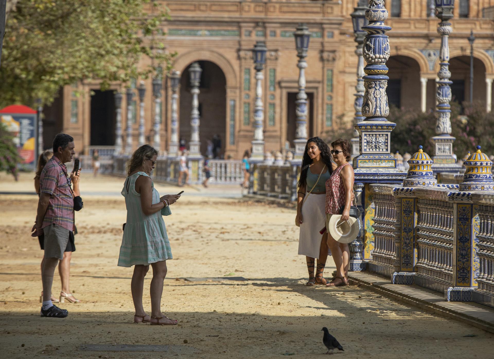 Turistas pasean por la Plaza de España de Sevilla en una foto de archivo. A 25 de agosto de 2021. - María José López - Europa Press - Archivo