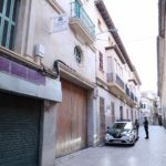 Un grupo de agentes de la Guardia Civil, esperan junto a un vehículo, a las afueras del los Juzgados de Manacor. - ISAAC BUJ-EUROPA PRESS