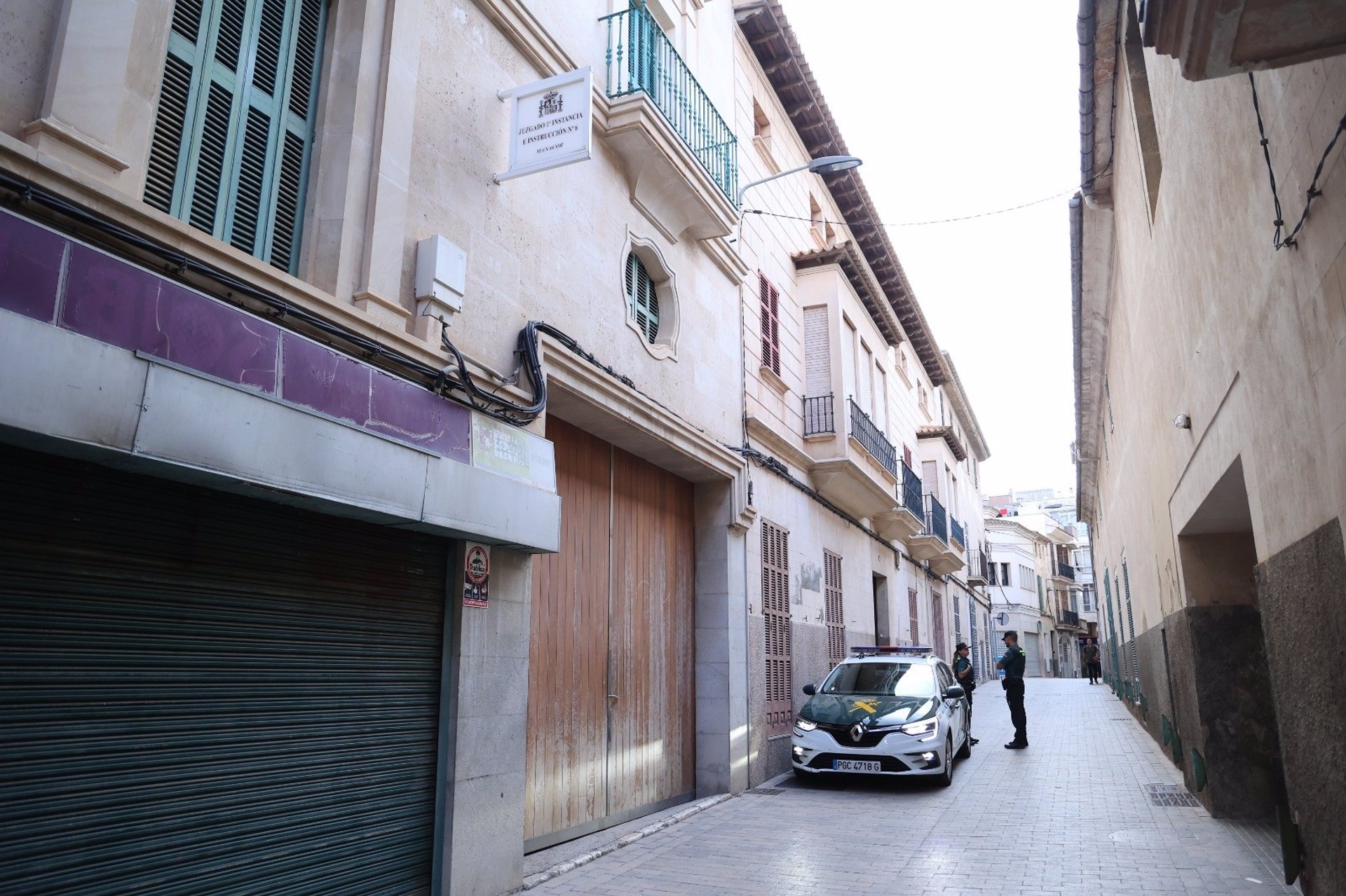 Un grupo de agentes de la Guardia Civil, esperan junto a un vehículo, a las afueras del los Juzgados de Manacor. - ISAAC BUJ-EUROPA PRESS