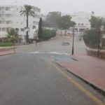 Un coche atrapado en una calle inundada. - AYTO. DE SANTANYÍ - Archivo