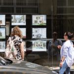 Dos personas observan anuncios de viviendas. - Tomàs Moyà - Europa Press - Archivo