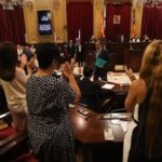 El presidente del Parlament, Gabriel Le Senne, aplaudido por los diputados de Vox. - TOMÁS MOYÁ - EUROPA PRESS