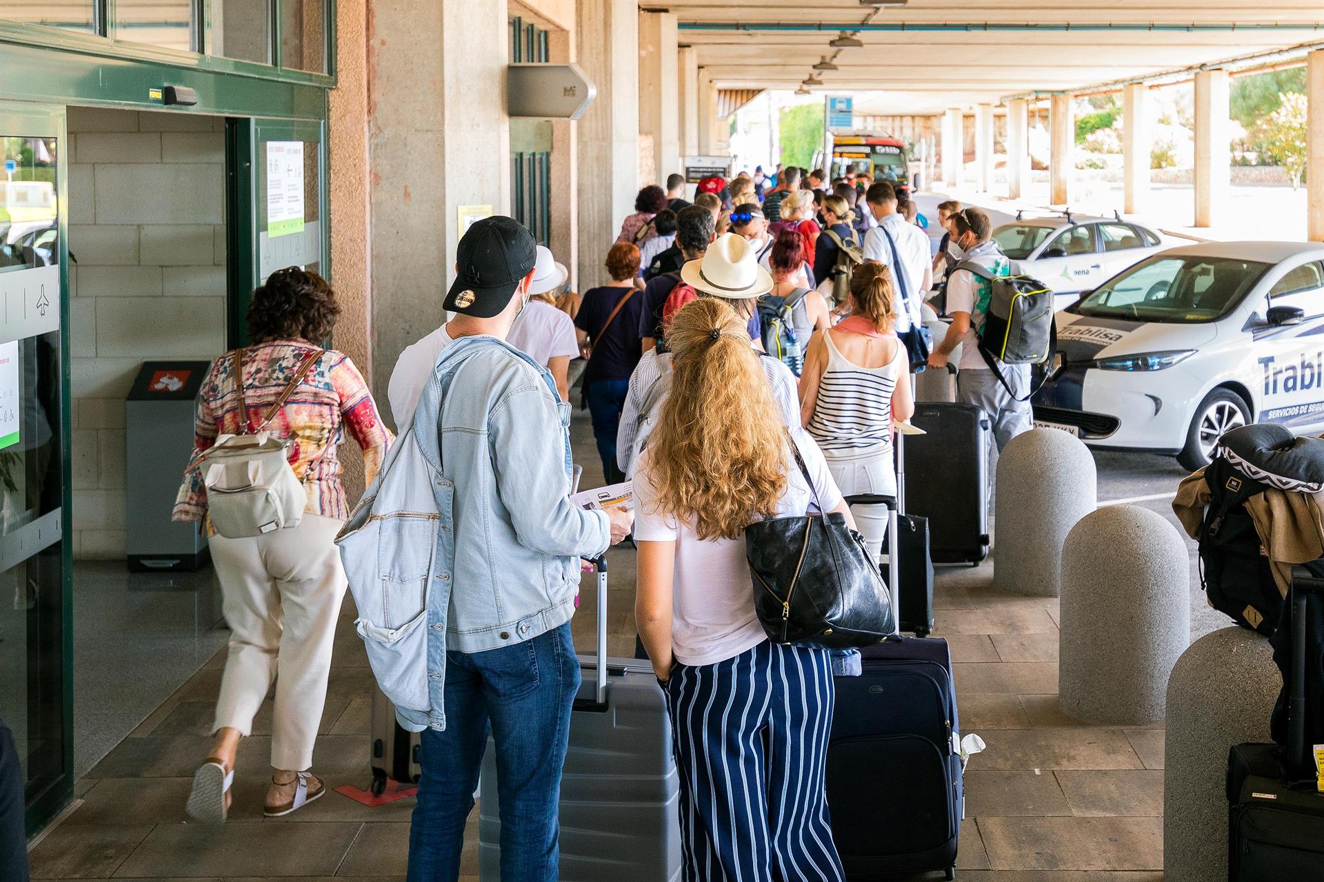Pasajeros en el aeropuerto de Menorca. - Adrià Riudavets - Europa Press - Archivo