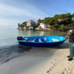 Un agente de la guardia civil, junto a una embaración, en una playa de Baleares. - GUARDIA CIVIL - Archivo