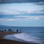 La gente pasea en la playa de la Barceloneta, a 16 de enero de 2023, en Barcelona, Cataluña (España). La borrasca Gérard, séptima de la temporada, se adelanta a la borrasca Fien y ha afectado hoy a España con viento, oleaje, nevadas y lluvias, f - Kike Rincón - Europa Press - Archivo