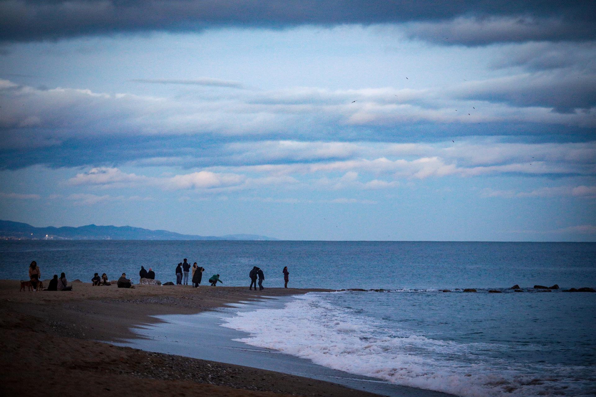 La gente pasea en la playa de la Barceloneta, a 16 de enero de 2023, en Barcelona, Cataluña (España). La borrasca Gérard, séptima de la temporada, se adelanta a la borrasca Fien y ha afectado hoy a España con viento, oleaje, nevadas y lluvias, f - Kike Rincón - Europa Press - Archivo
