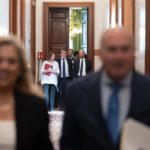 La presidenta de Congreso, Francina Armengol, y el portavoz del Grupo Socialista, Patxi López, saliendo de la Junta de Portavoces detás detrás del poprtavoz del PP, Miguel Telleado - Eduardo Parra - Europa Press - Archivo