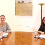 La presidenta del Govern, Marga Prohens, con la portavoz de Vox en el Parlament, Manuela Cañadas. - CAIB
