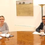 La presidenta del Govern, Marga Prohens, en una reunión con el portavoz del PSIB, Iago Neguruela. - CAIB