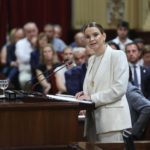 La presidenta del Govern balear, Marga Prohens, comparece durante un pleno extraordinario en el Parlament. - Isaac Buj - Europa Press - Archivo