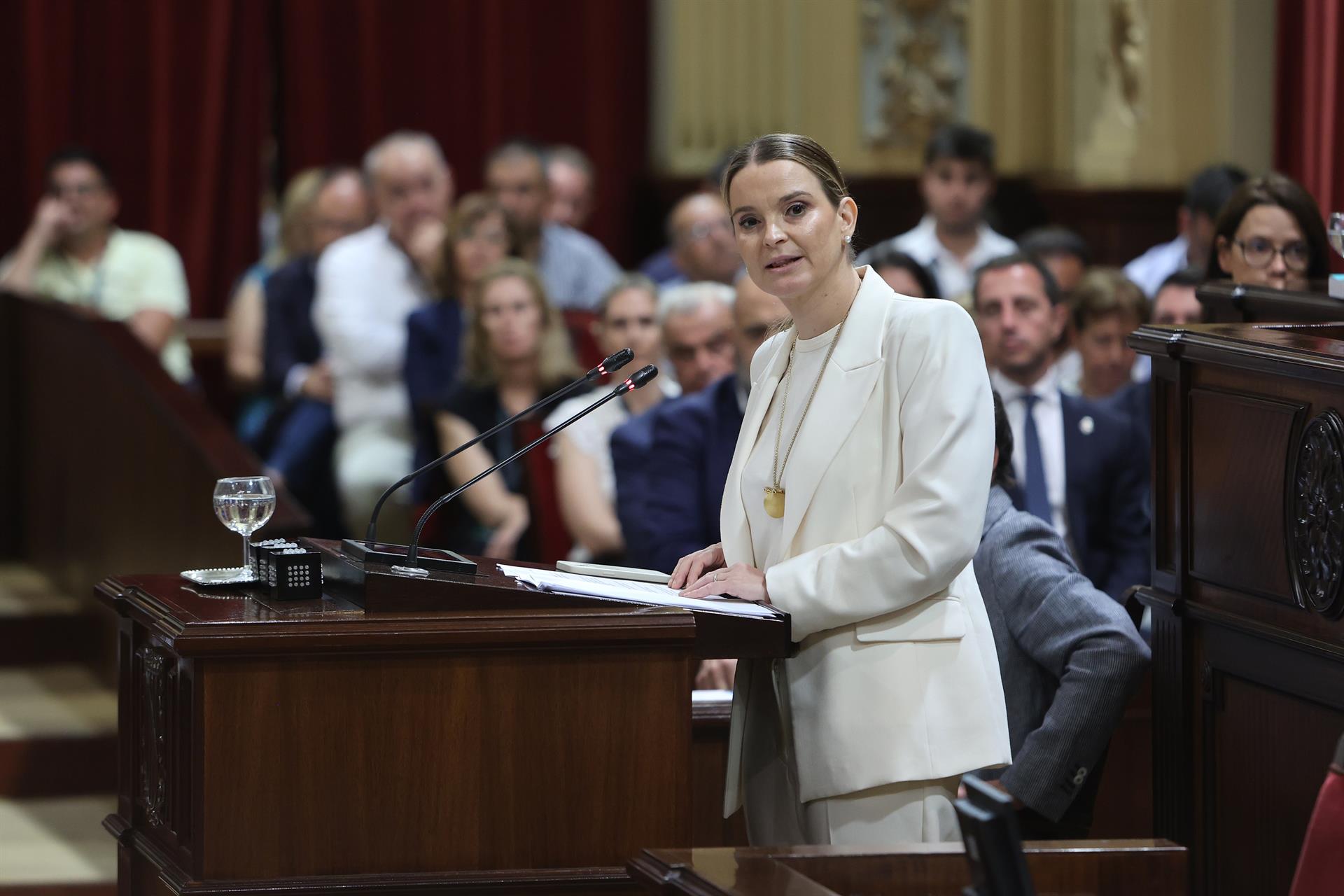 La presidenta del Govern balear, Marga Prohens, comparece en un pleno del Parlament. Archivo. - Isaac Buj - Europa Press - Archivo