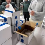 Agentes de la Guardia Civil custodian y comprueban las cajas que contienen las pruebas de oposición para ingresar al Instituto Armado - GUARDIA CIVIL