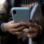 Una persona usa el teléfono móvil. - David Zorrakino - Europa Press - Archivo