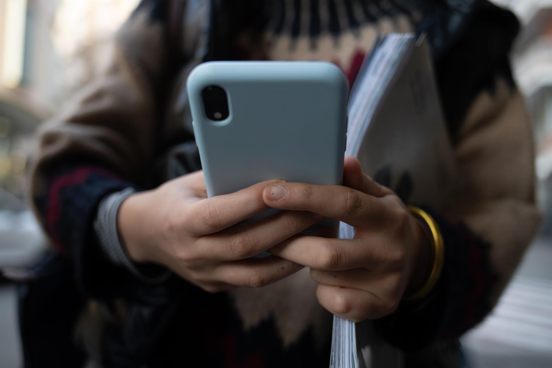 Una persona usa el teléfono móvil. - David Zorrakino - Europa Press - Archivo