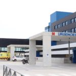 Un motorista de 25 años, grave tras colisionar frontalmente con un coche Ibiza.