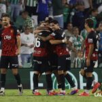 Valery celebra el gol con sus compañeros.