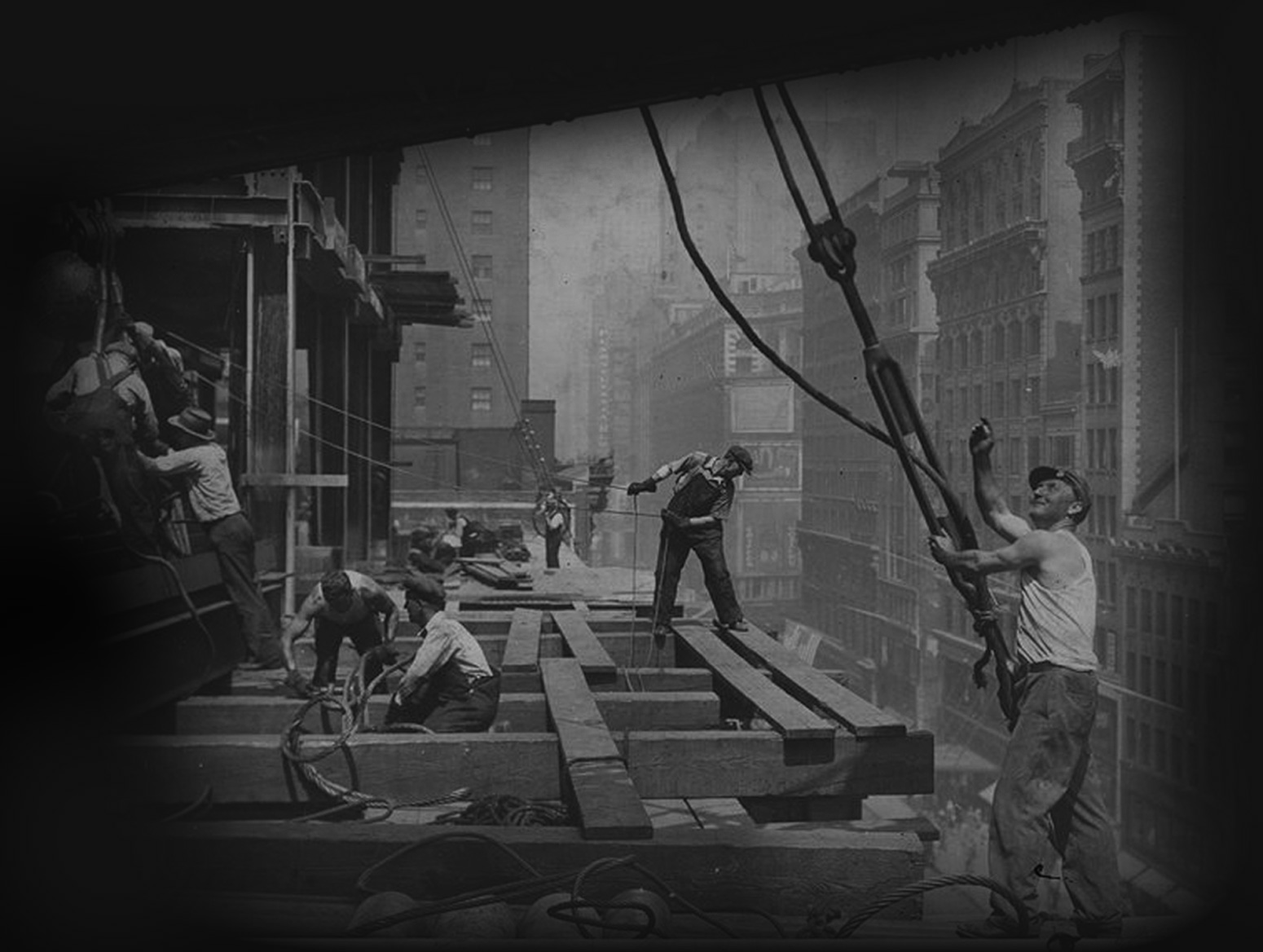 Foto histórica de la construcción del Empire State. https://www.esbnyc.com/