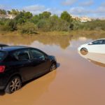 Coches afectados por el desbordamiento del torrente de Porto Cristo tras el paso de la DANA. - ISAAC BUJ - EUROPA PRESS