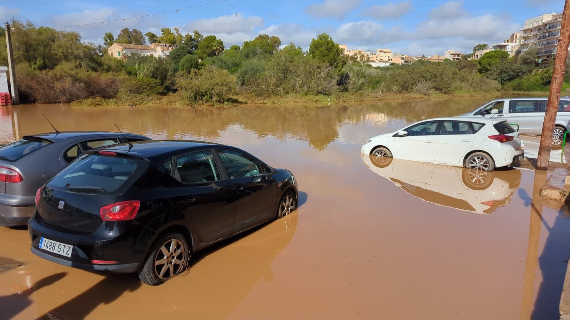 Coches afectados por el desbordamiento del torrente de Porto Cristo tras el paso de la DANA. - ISAAC BUJ - EUROPA PRESS