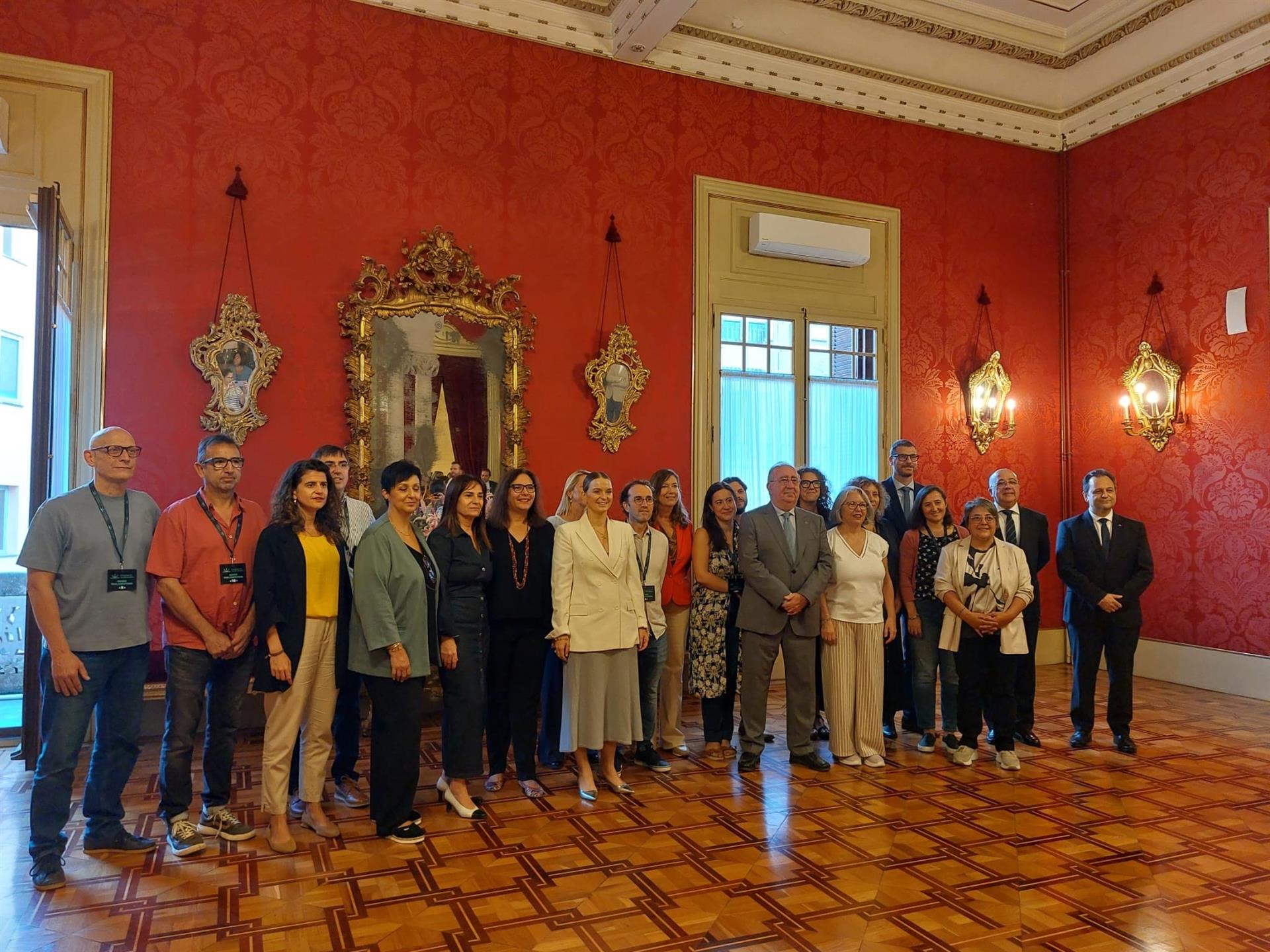 El Parlament se compromete a incrementar las políticas preventivas y de promoción de la salud mental - EUROPA PRESS