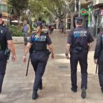 Patrulla de la Policía Local de Palma por la calle Nuredduna. - POLICÍA LOCAL DE PALMA