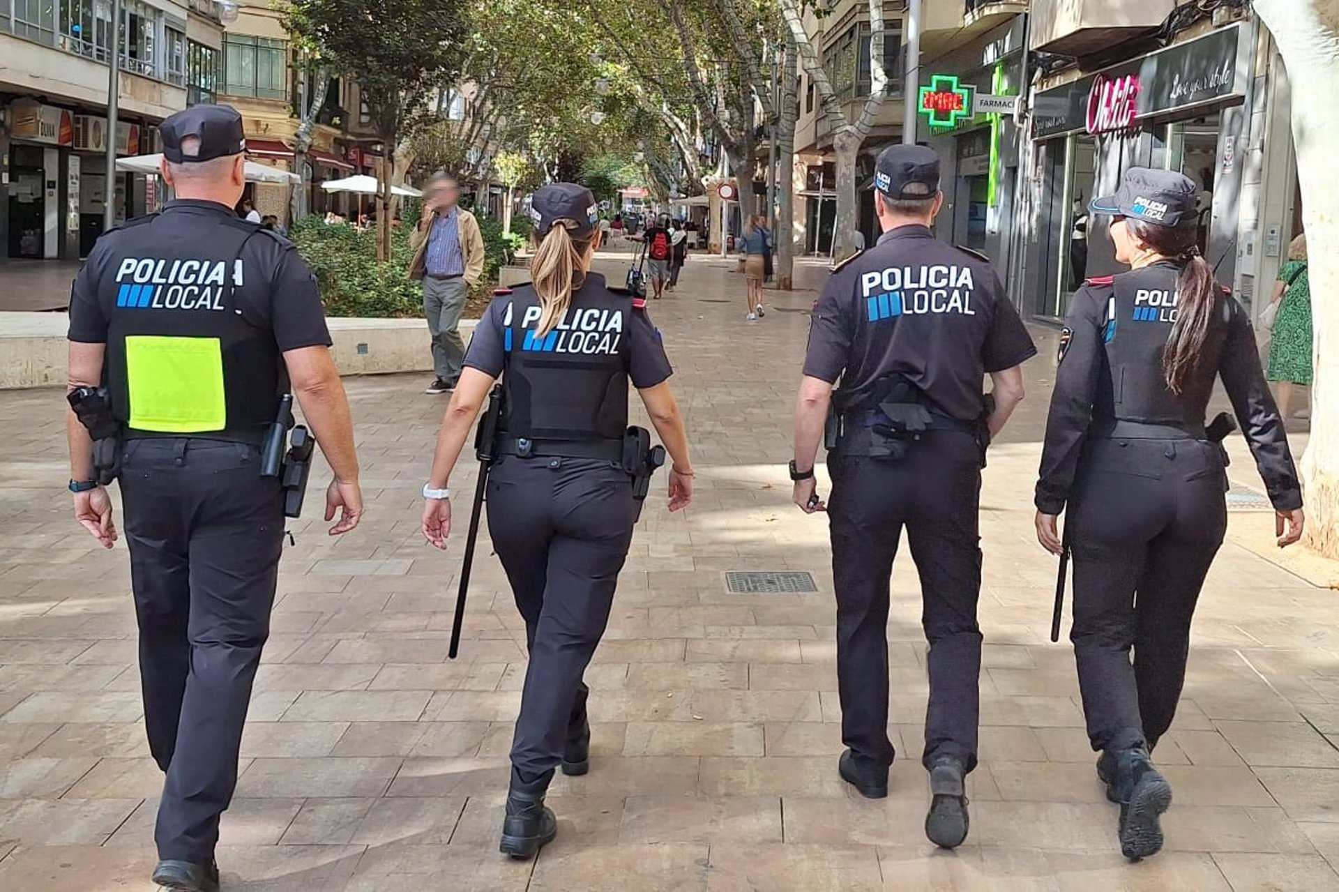 Patrulla de la Policía Local de Palma por la calle Nuredduna. - POLICÍA LOCAL DE PALMA