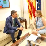 El presidente del Gobierno, Pedro Sánchez, y la presidenta del Govern, Marga Prohens, en Consolat de Mar. - Isaac Buj - Europa Press - Archivo