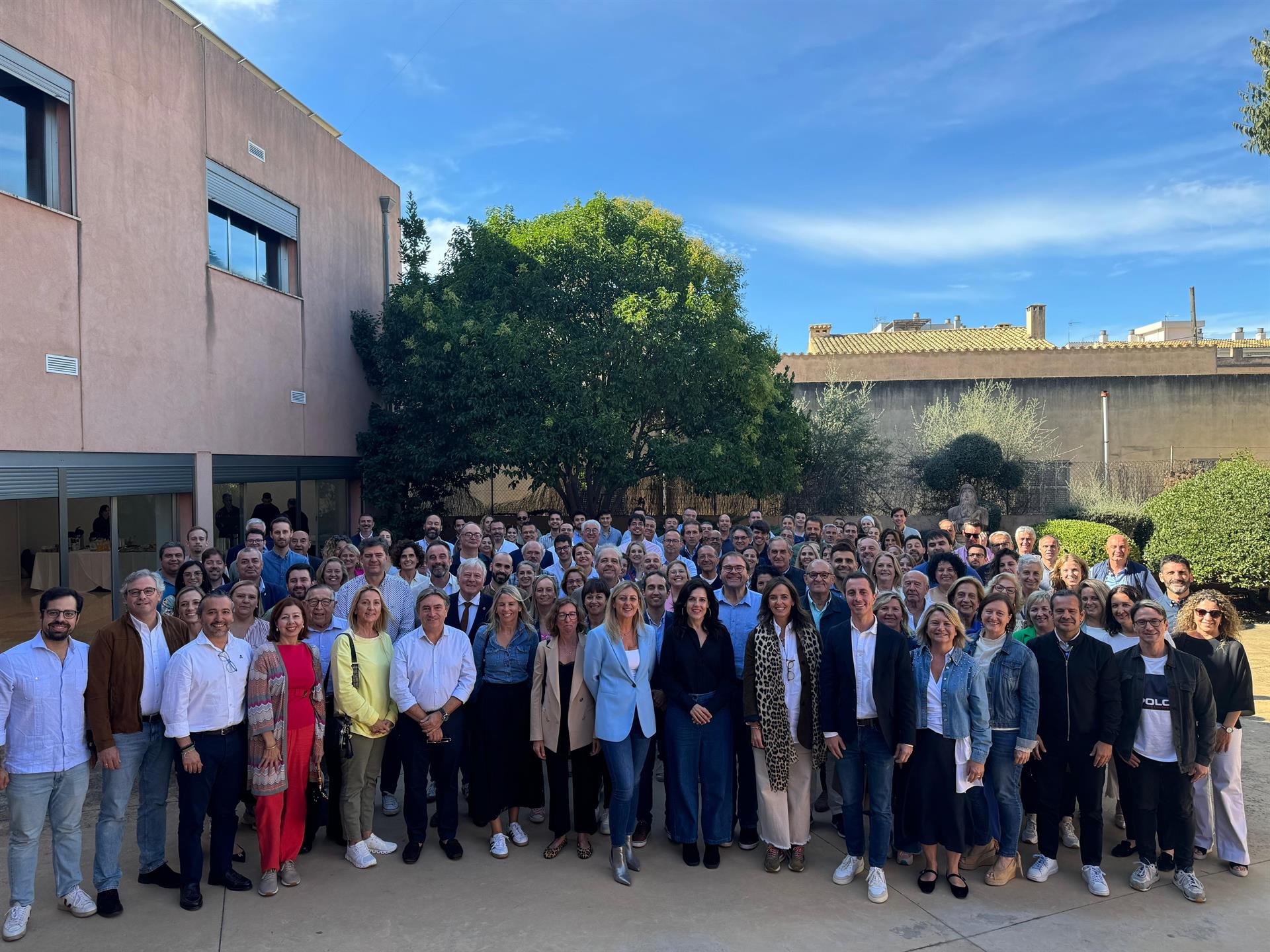 La presidenta del PP de Baleares, Marga Prohens, y el presidente del PP de Mallorca, Llorenç Galmés, asisten a unas jornadas sobre municipalismo en Mallorca. - PP