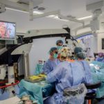 Sanitarios operan a una persona en un quirófano del Hospital de Son Espases. - CONSELLERIA DE SALUD