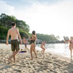 Turistas en la playa.