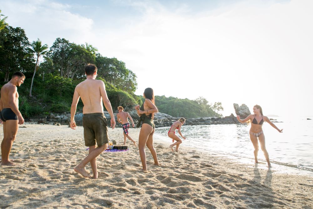 Turistas en la playa.