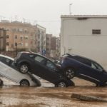 Vehículos destrozados tras el paso de la DANA por el barrio de La Torre de Valencia. - Rober Solsona - Europa Press