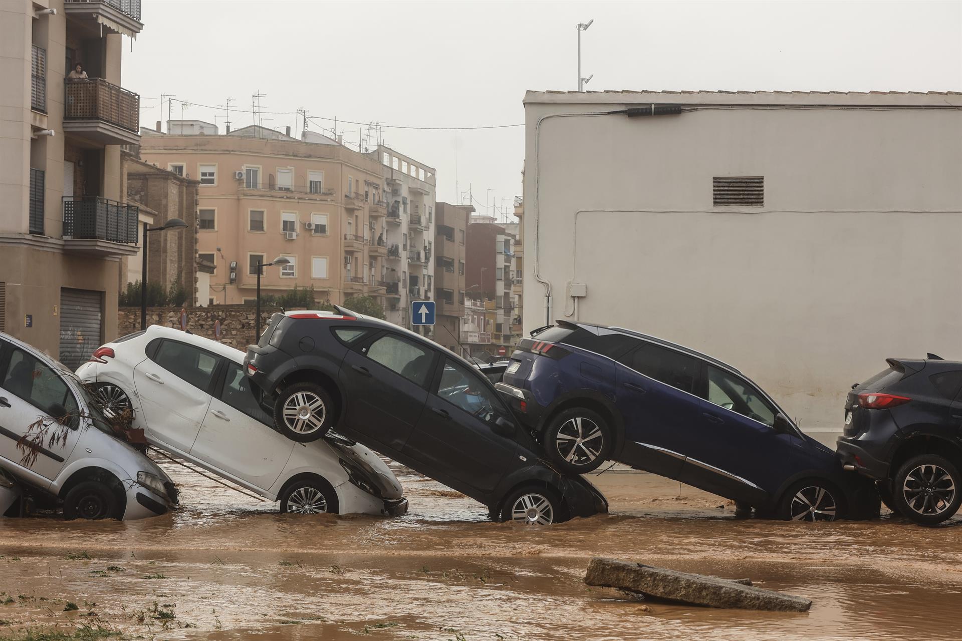 Vehículos destrozados tras el paso de la DANA por el barrio de La Torre de Valencia. - Rober Solsona - Europa Press