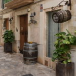 Entrada del celler Can Lau.