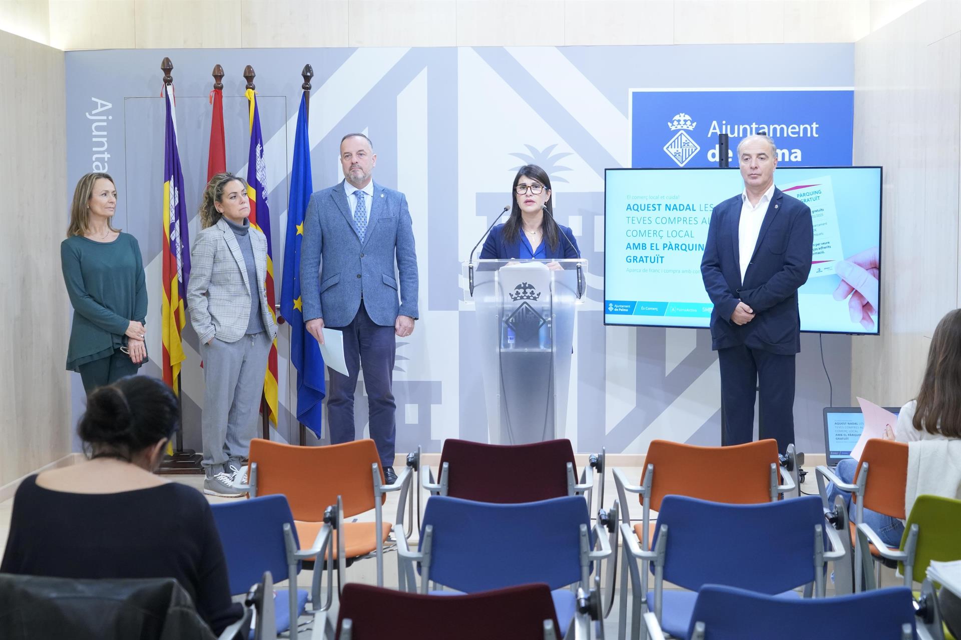 La presidenta de Pimeco, Carolina Domingo, y la presidenta de Afedeco, Joana Manresa, el teniente de alcalde de Movilidad del Ayuntamiento de Palma, Antoni Deudero, y la regidora de Comercio, Lupe Ferrer, en la presentación de la campaña. - AYUNTAMIENTO DE PALMA