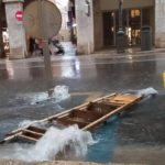 La lluvia descarga con fuerza en la calle Jaume III de Palma (Mallorca).. El Govern balear ha lanzado este viernes la recomendación a la ciudadanía de no salir de casa. SOCIEDAD