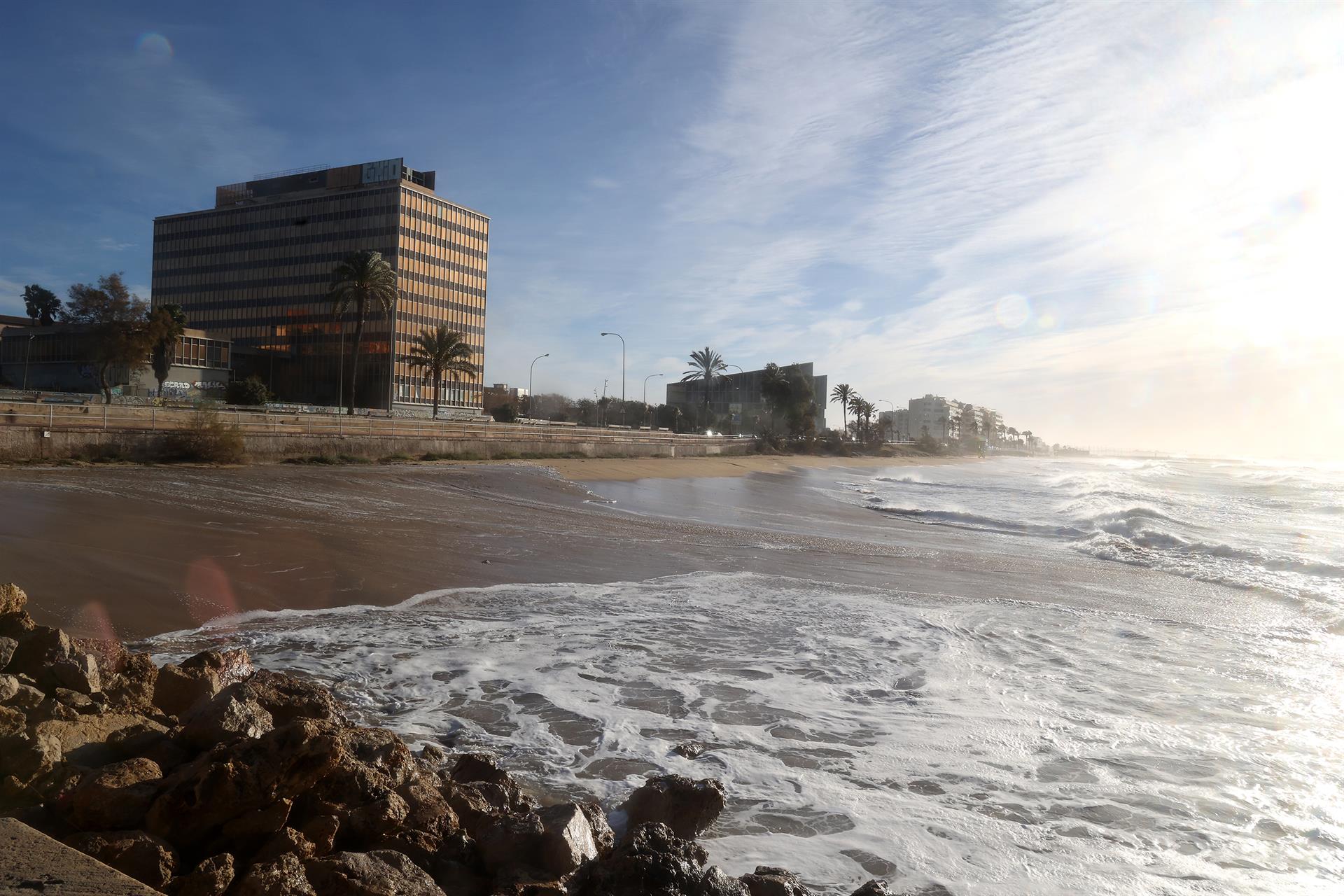 Cielos poco nubosos con vistas a una playa de Palma. - Isaac Buj - Europa Press - Archivo