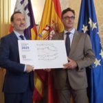 El presidente del Parlament, Gabriel Le Senne (i), y el conseller de Economía, Antoni Costa (d). - EUROPA PRESS