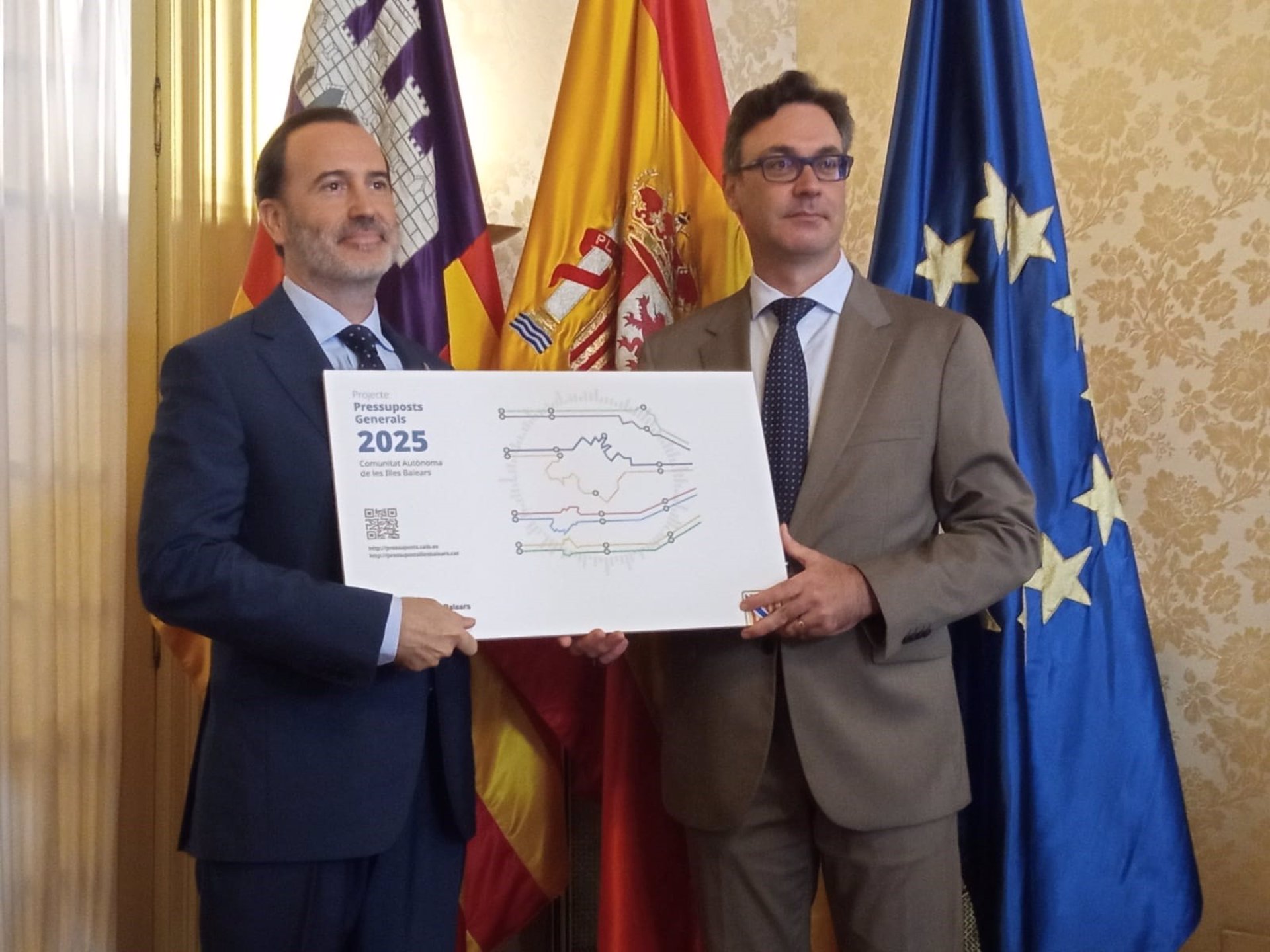 El presidente del Parlament, Gabriel Le Senne (i), y el conseller de Economía, Antoni Costa (d). - EUROPA PRESS