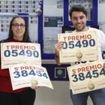 Empleados de la administración situada en el Centro Comercial El Pinar celebran que han vendido parte del número 5490 correspondiente al 'Gordo' del Sorteo Extraordinario de la Lotería de Navidad, a 22 de diciembre de 2022, en Las Rozas, Madrid - Rafael Bastante - Europa Press - Archivo