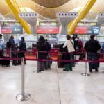 Varias personas frente a la cola de facturación con motivo de la operación salida en el puente de diciembre, en el Aeropuerto Adolfo Suárez-Madrid Barajas, a 5 de diciembre de 2023, en Madrid (España). - Alberto Ortega - Europa Press - Archivo