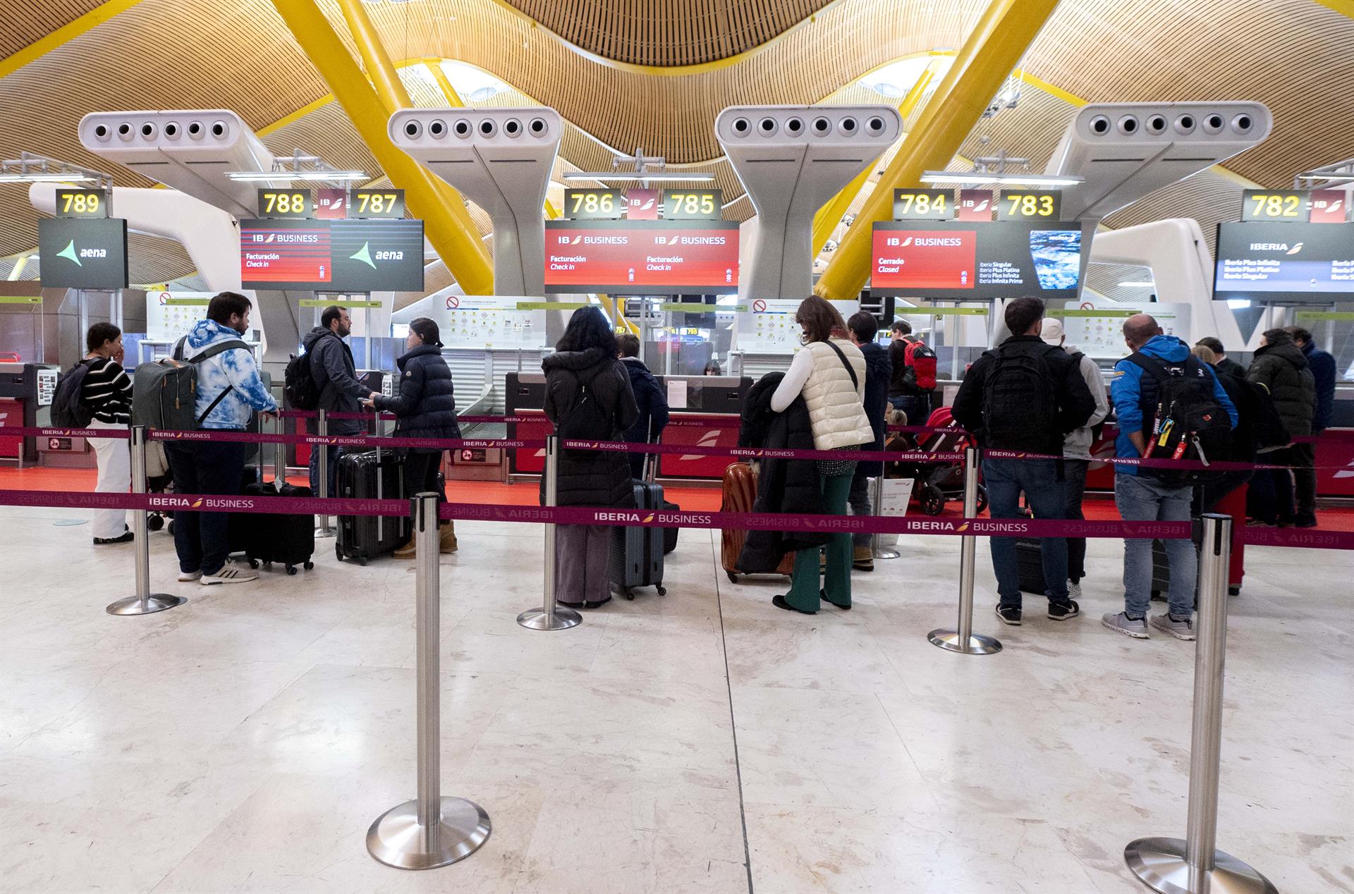 Varias personas frente a la cola de facturación con motivo de la operación salida en el puente de diciembre, en el Aeropuerto Adolfo Suárez-Madrid Barajas, a 5 de diciembre de 2023, en Madrid (España). - Alberto Ortega - Europa Press - Archivo