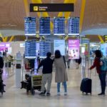 Un grupo de personas frente al panel del orden de vuelos en la terminal T4 del aeropuerto de Adolfo Suárez-Madrid Barajas, en Madrid (España). - Alberto Ortega - Europa Press - Archivo