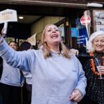 Agraciados con el ‘Primer Premio’ del Sorteo Extraordinario de Lotería de Navidad 2023 correspondiente al número 88008 celebran su suerte en la administración Doña Manolita, a 22 de diciembre de 2023, en Madrid (España). Hoy se celebra el Sorteo - Carlos Luján - Europa Press - Archivo