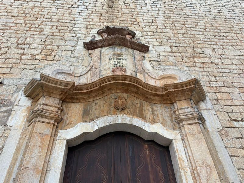 Finalizadas las obras de restauración de la portada de la iglesia parroquial de Sant Barromeu de Alaró.