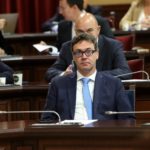El portavoz del Govern y conseller de Economía, Hacienda e Innovación, Toni Costa, durante una sesión plenaria en el Parlament balear, a 21 de diciembre de 2023, en Palma de Mallorca, Mallorca, Islas Baleares (España). - Isaac Buj - Europa Press - Archivo