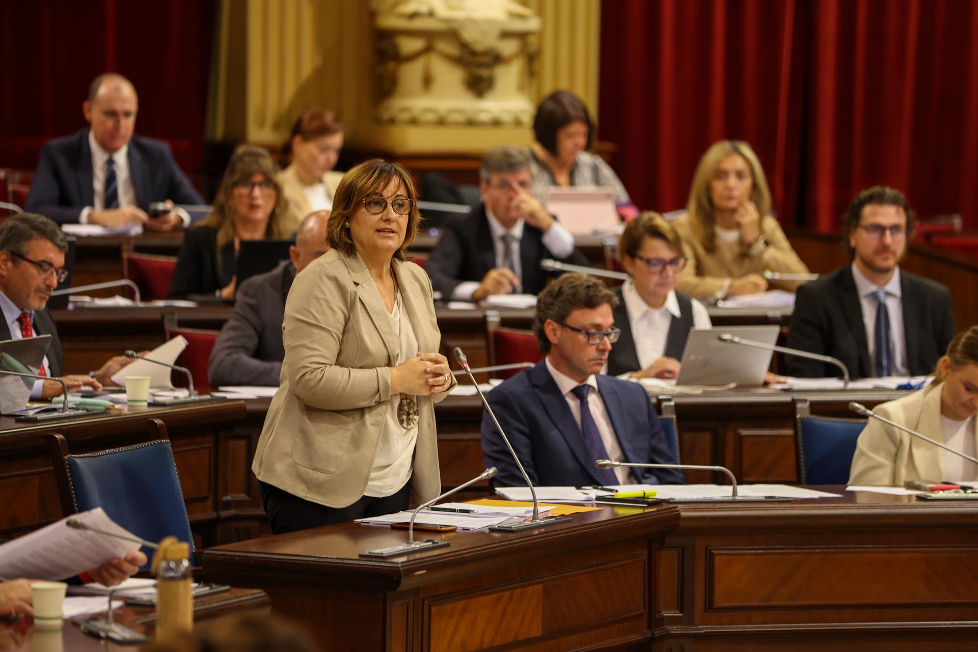 La consellera de Presidencia y Administraciones Públicas del Govern balear, Antònia Estarellas, interviene durante un pleno en el Parlament balear. - Tomàs Moyà - Europa Press - Archivo