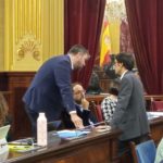 Los portavoces de MÉS per Mallorca, Lluís Apesteguia (i); Més per Menorca, Josep Castells (c), y PSIB, Iago Negueruela (d), conversan en el Parlament. - EUROPA PRESS
